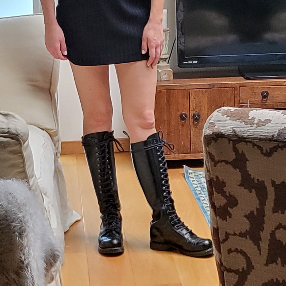 Vintage black leather lace up combat boots!